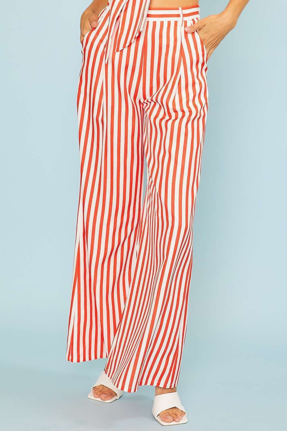 pantalones anchos con rayas verticales