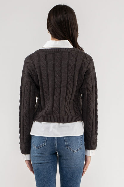 suéter corto con cuello en V y apariencia de capas