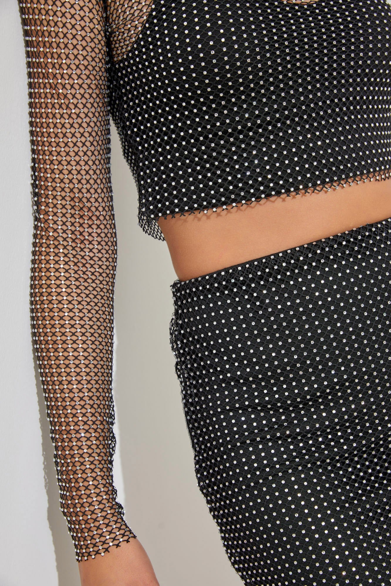 minifalda de red con tachuelas y diamantes de imitación