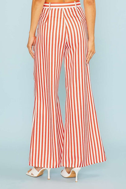 pantalones anchos con rayas verticales